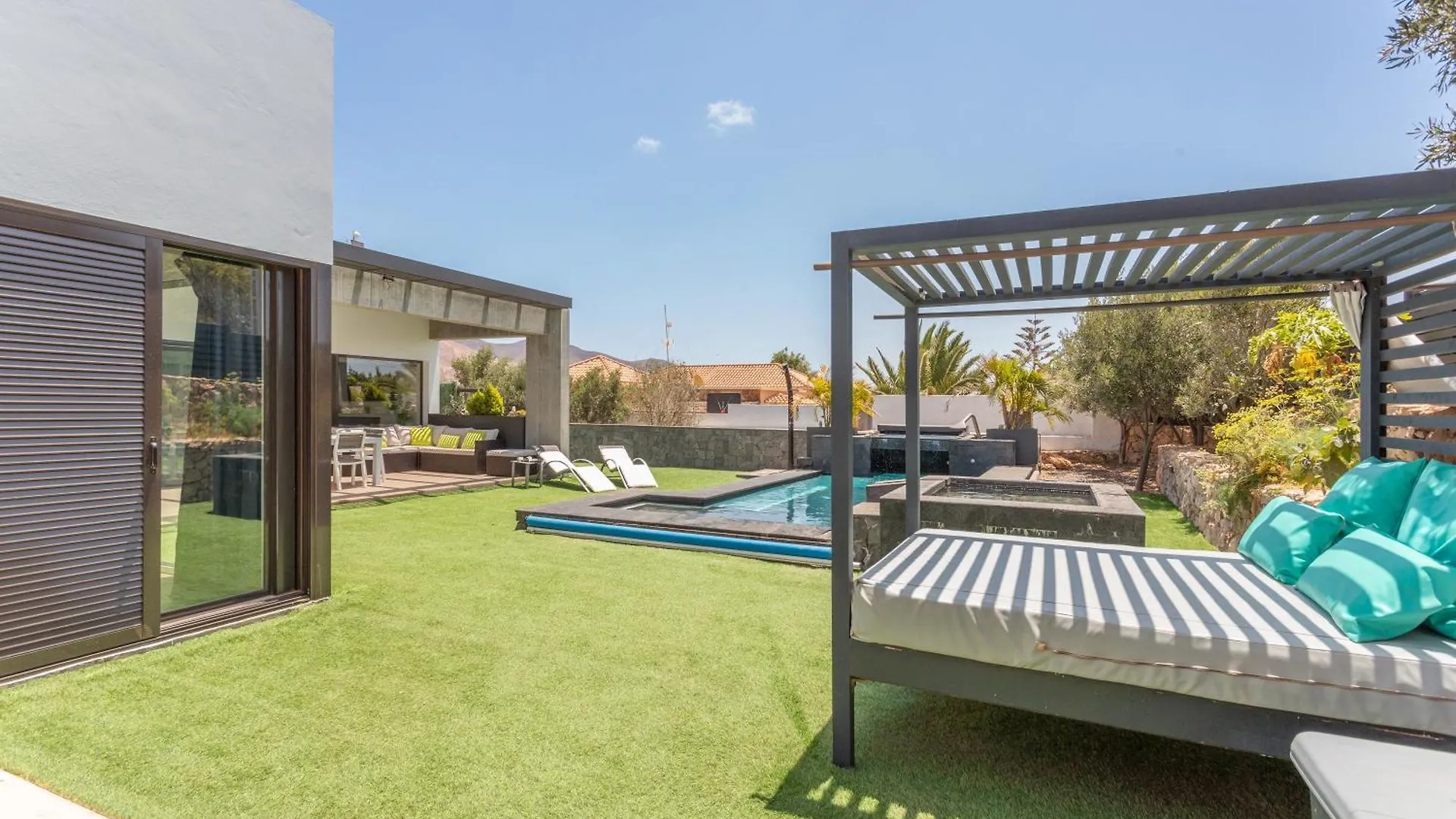 Laian Villa Triquivijate
